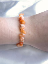 Charger l&#39;image dans la galerie, Bracelet baroque en Aventurine Orange porté au poignet – Bijou en pierres naturelles pour stimuler la joie et la créativité au quotidien
