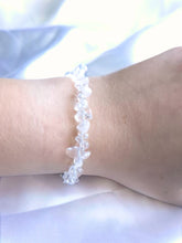Charger l&#39;image dans la galerie, Bracelet baroque en Cristal de Roche porté au poignet – Bijou en pierres naturelles pour équilibrer les énergies et amplifier la clarté intérieure
