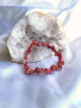 Charger l&#39;image dans la galerie, Bracelet baroque en Jaspe Rouge avec géode – Énergie d’ancrage et de force intérieure amplifiée par les pierres naturelles
