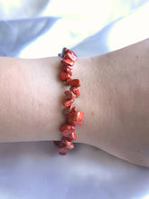 Charger l&#39;image dans la galerie, Bracelet baroque en Jaspe Rouge porté au poignet – Bijou en pierres naturelles pour l’ancrage et la stabilité quotidienne
