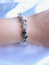 Charger l&#39;image dans la galerie, Bracelet baroque en Tourmaline Noire porté au poignet – Bijou en pierres naturelles pour se protéger des énergies négatives et s’ancrer au quotidien
