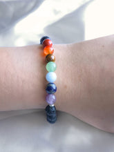 Charger l&#39;image dans la galerie, bracelet-harmonie-sacree-7-chakras-pierre-de-lave-ancrage-force-interieure-protection sur poignet
