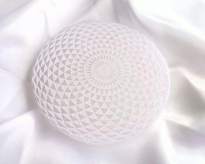 Disque rond en sélénite blanche gravé du motif sacré Yantra Torus – outil spirituel de purification énergétique