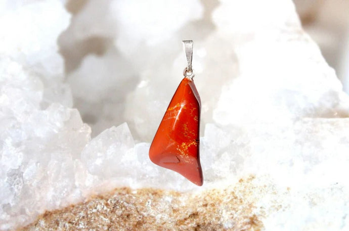 Pendentif en jaspe rouge naturel – Collection Thalia