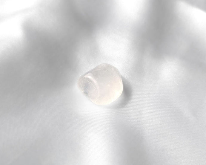 Petit cristal roulé en cristal de roche naturel de 1 à 2 cm – pierre de clarté mentale, de purification énergétique et d’amplification, idéale pour harmoniser et dynamiser les énergies