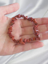 Charger et lire la vidéo dans la visionneuse de la Galerie, Vidéo du bracelet baroque en Jaspe Rouge – Présentation du bijou, de ses vertus et rendu porté
