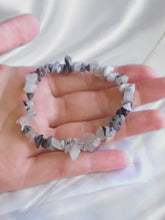Charger et lire la vidéo dans la visionneuse de la Galerie, Vidéo du bracelet baroque en Tourmaline Noire – Présentation du bijou, de ses bienfaits protecteurs et de son rendu porté
