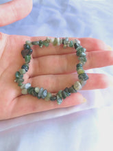 Charger et lire la vidéo dans la visionneuse de la Galerie, Vidéo du bracelet baroque en Agate Mousse – Présentation du bijou, de ses bienfaits apaisants et de son rendu porté
