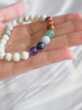 Charger et lire la vidéo dans la visionneuse de la Galerie, Bracelet Harmonie Sacrée – 7 Chakras &amp; Howlite | Paix Intérieure, Confiance &amp; Équilibre
