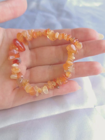 Vidéo du bracelet baroque en Cornaline – Présentation du bijou, de ses vertus stimulantes et de son rendu porté