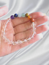 Charger et lire la vidéo dans la visionneuse de la Galerie, bracelet-harmonie-sacree-7-chakras-cristal-de-roche-clarte-equilibre-eveil-spirituel
