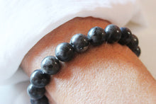 Charger l&#39;image dans la galerie, Bracelet Larvikite – Intuition Protection Spirituelle porter
