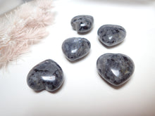 Charger l&#39;image dans la galerie, Coeur en Labradorite Mademoiselle Moana
