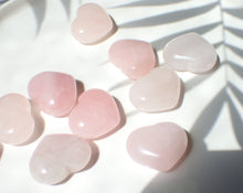 Charger l&#39;image dans la galerie, Cœur en Quartz Rose – Symbole d&#39;Amour et d&#39;Équilibre Émotionnel
