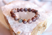 Charger l&#39;image dans la galerie, bracelet en pierre de soleil pour chance et force vitale sur une geode
