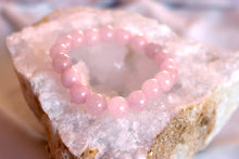 Charger l&#39;image dans la galerie, bracelet en quartz rose naturel sur geode
